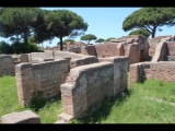 06456 ostia - regio iv - insula v - caseggiato delle taberne finestrate (iv,v,18) - bli aus ri schola del traiano - im vordergrund - angiporto delle taberne finestrate.jpg